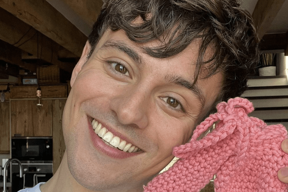 Tom Daley realizza uno scalda pene fatto a maglia: “Per tenerlo vivace e bollente tutto l’anno”
