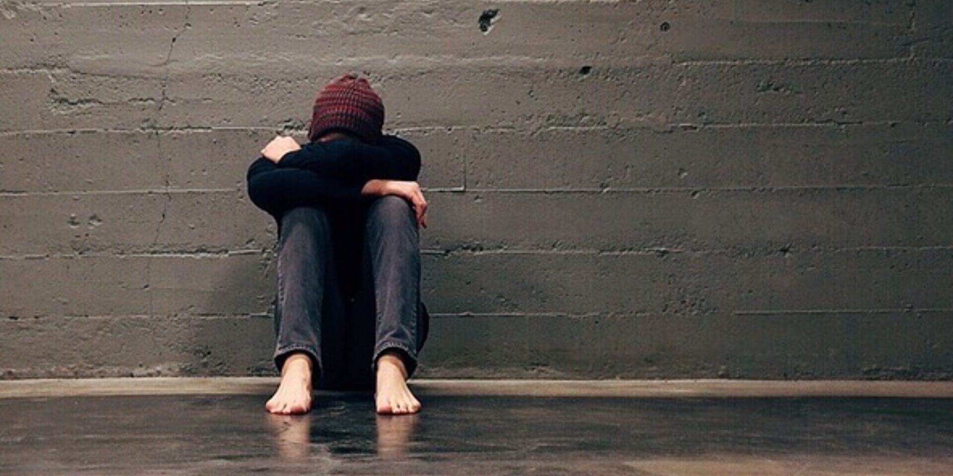 Genitori costringono figlio gay a prove di virilità: "Dimostra di essere uomo"