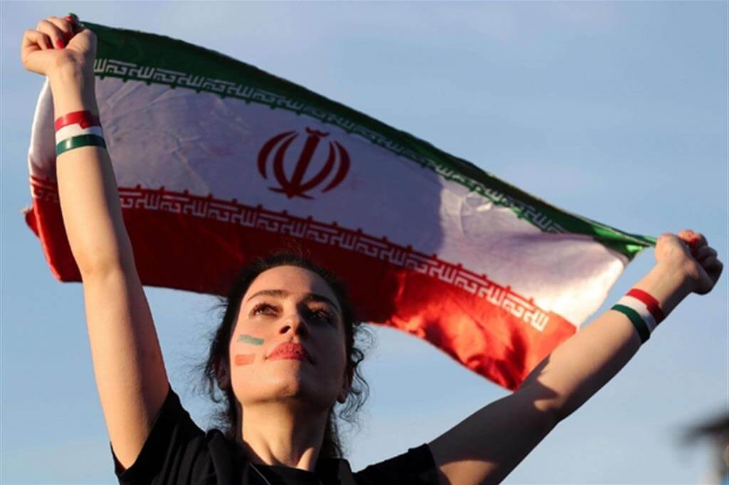 Iran: la polizia usa spray al peperoncino per impedire alle donne di entrare allo stadio