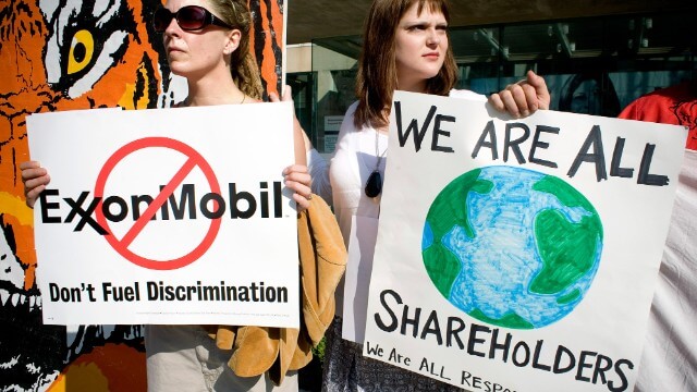 Pride 2022: la compagnia petrolifera Esso vieta le bandiere arcobaleno