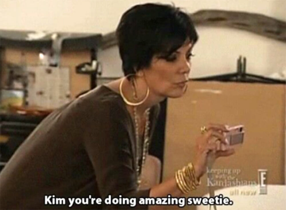 Kris Jenner mentre incoraggia Kim Kardashian