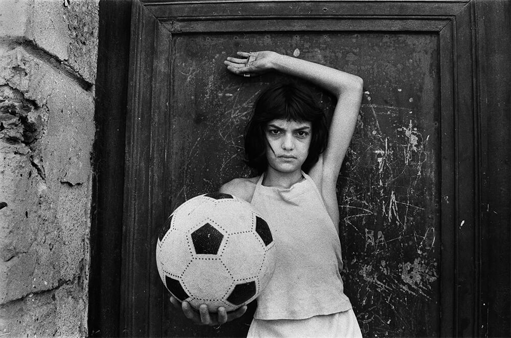 letizia battaglia bambina con pallone fotografia palermo mafia mattarella