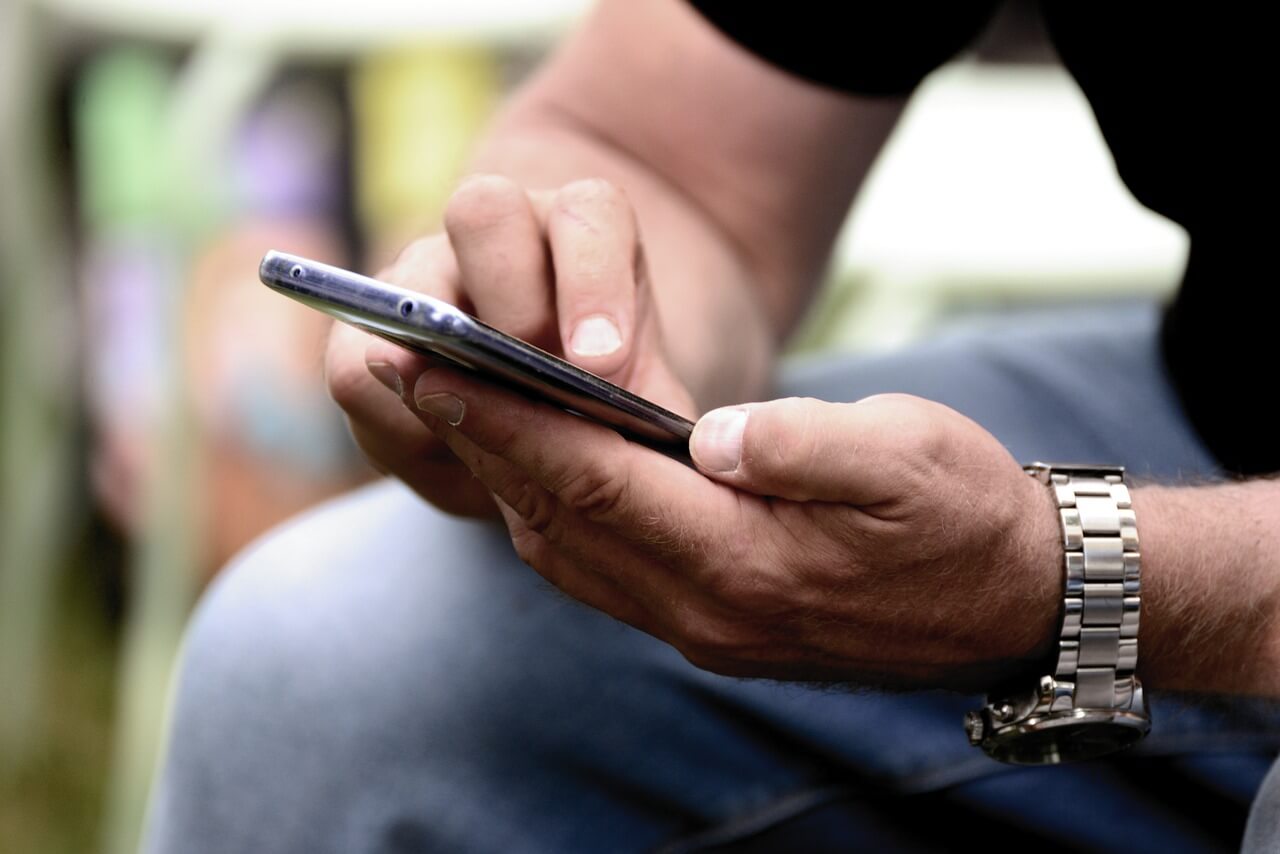 Apologia fascista, “vomito” contro i Pride e insulti omofobi, ecco le chat di Azione Universitaria Trento - padova grindr - Gay.it