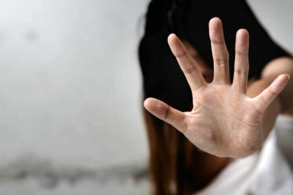 Moglie lascia il marito per un’altra donna, il padre la picchia