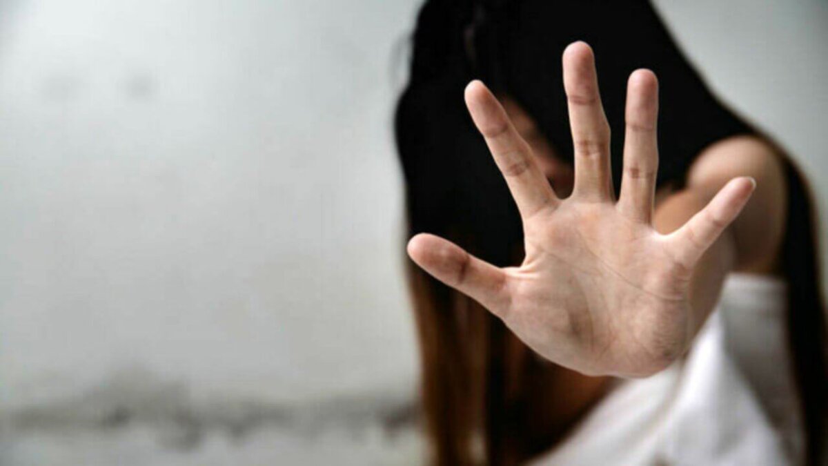 Moglie lascia il marito per un’altra donna, il padre la picchia