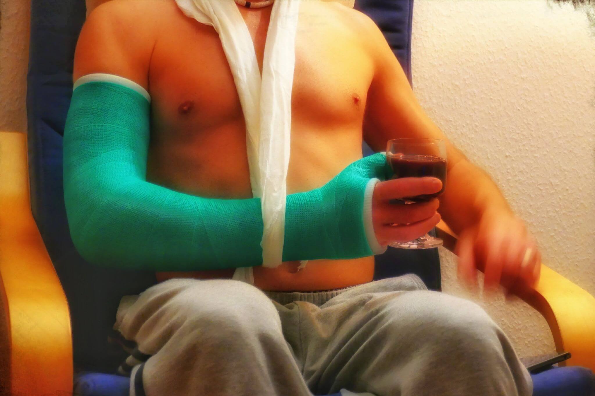 Cast fetish: il bondage per chi ama il gesso ortopedico - Intervista a The Gay Skater Caster - 2017 09 lats 01 - Gay.it