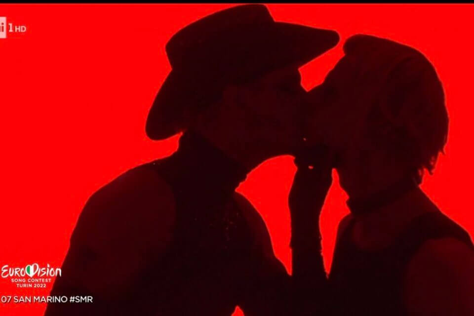 Eurovision 2022, Achille Lauro show NON va in finale, duetto Mika e Laura Pausini – i video della 2a semifinale