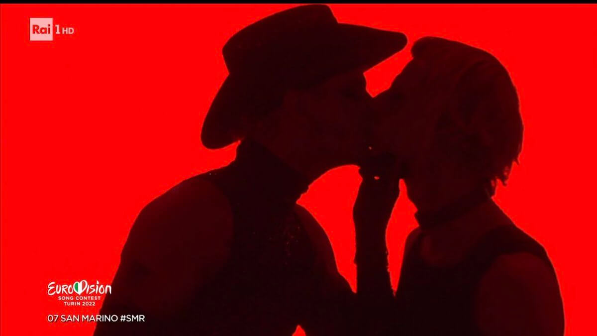 Eurovision 2022, Achille Lauro show NON va in finale, duetto Mika e Laura Pausini – i video della 2a semifinale