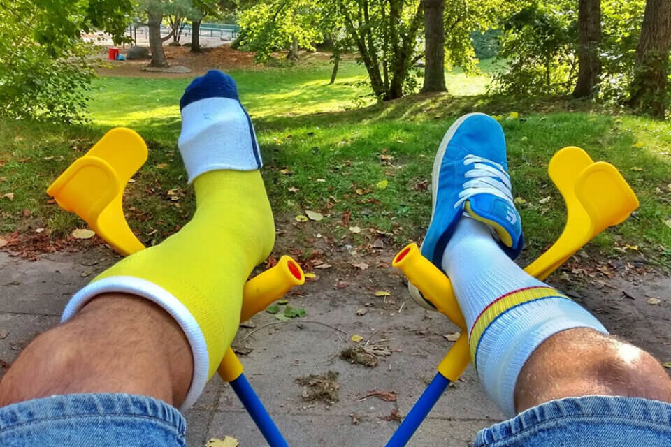 Cast fetish: il bondage per chi ama il gesso ortopedico – Intervista a The Gay Skater Caster