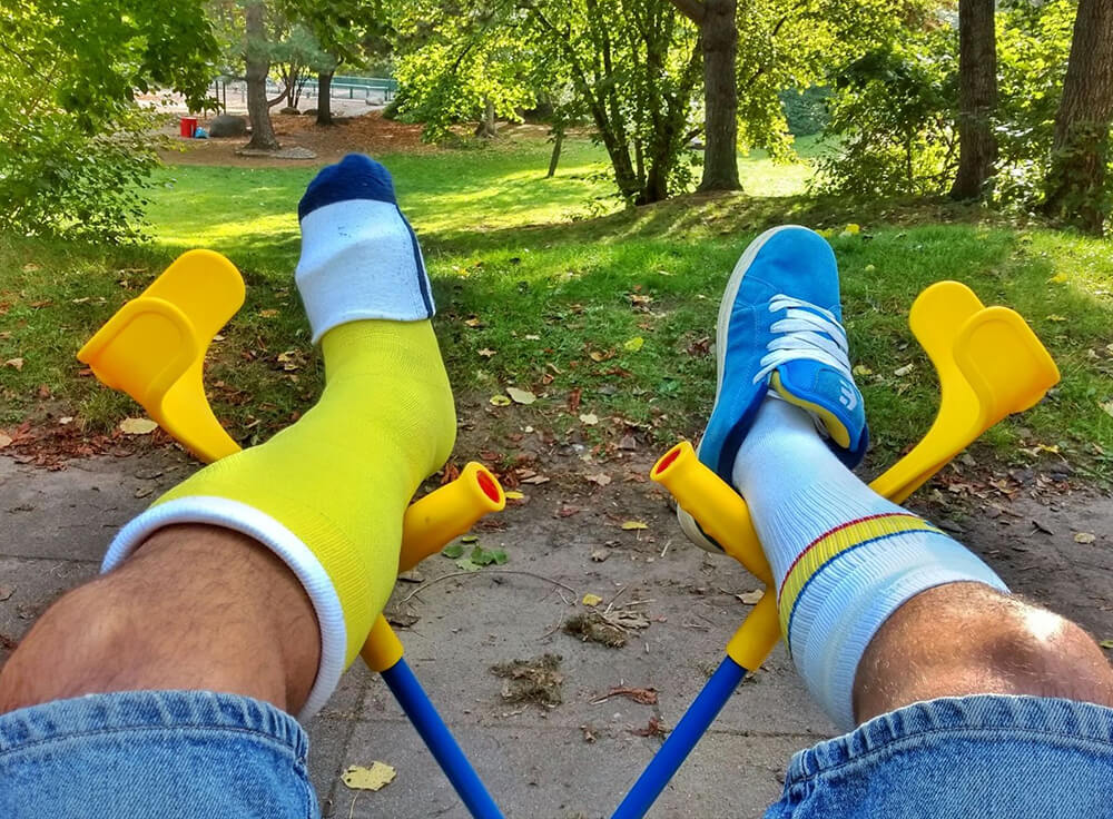 Cast fetish: il bondage per chi ama il gesso ortopedico – Intervista a The Gay Skater Caster