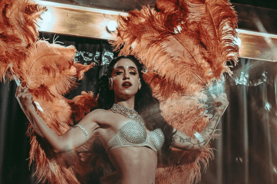 “Dite più no, fate più strip-tease”, Ella Bottom Rouge tra burlesque e autodeterminazione – intervista video