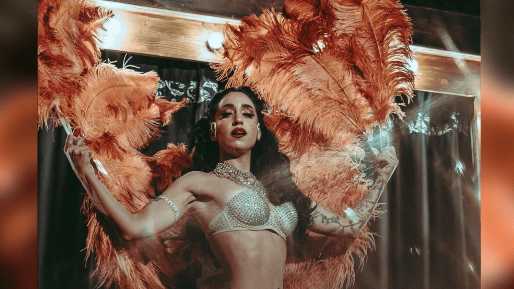 “Dite più no, fate più strip-tease”, Ella Bottom Rouge tra burlesque e autodeterminazione – intervista video