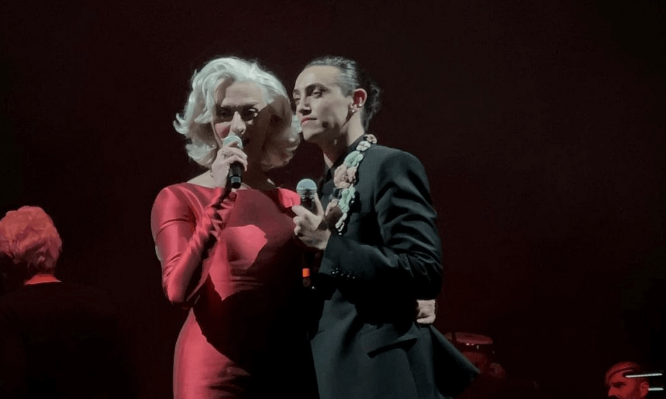 Drusilla Foer e Michele Bravi cantano "Io che amo solo te" a teatro, il video - Drusilla Foer e Michele Bravi - Gay.it