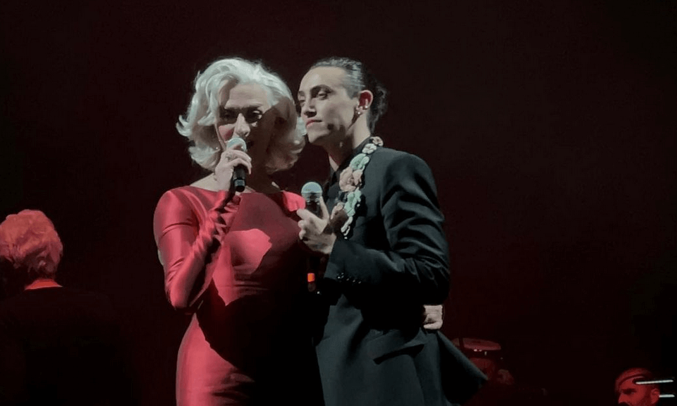 Drusilla Foer e Michele Bravi cantano “Io che amo solo te” a teatro, il video