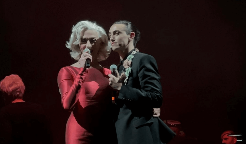 Drusilla Foer e Michele Bravi cantano “Io che amo solo te” a teatro, il video