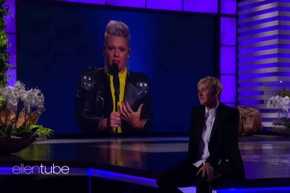 Pink emoziona Ellen DeGeneres cantando “What About Us” per l’ultima puntata del suo show – VIDEO