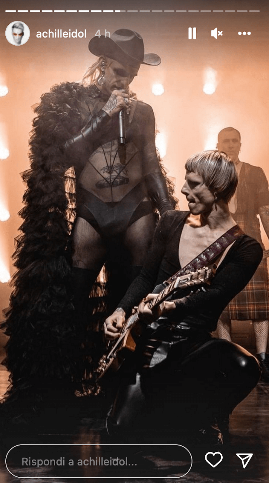 Eurovision 2022, Achille Lauro show con Stripper: "Conta solo essere liberi, unici e diversi" - Eurovision 2022 Achille Lauro e Boss Doms - Gay.it