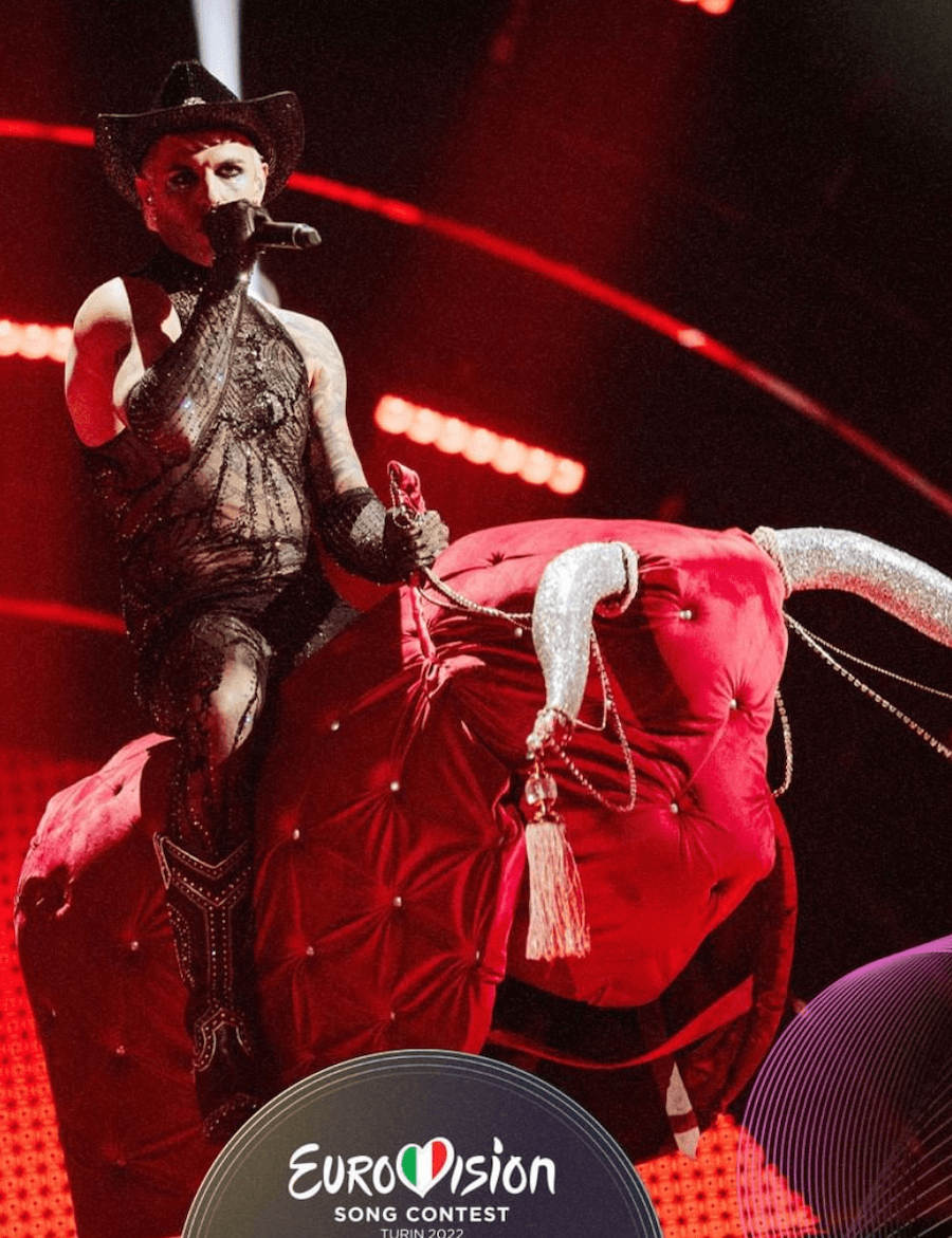 Eurovision 2022, Achille Lauro show con Stripper: "Conta solo essere liberi, unici e diversi" - Eurovision 2022 Achille Lauro sul palco - Gay.it