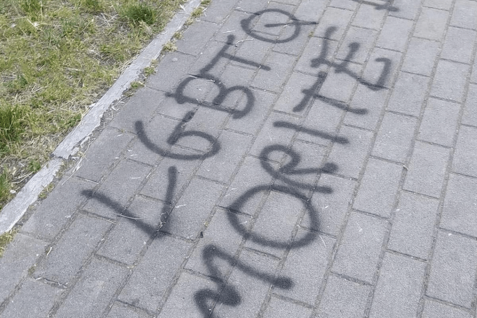 "LGBTQ Morite", scritta choc a Verona davanti a una scuola superiore - LGBTQ Morite - Gay.it