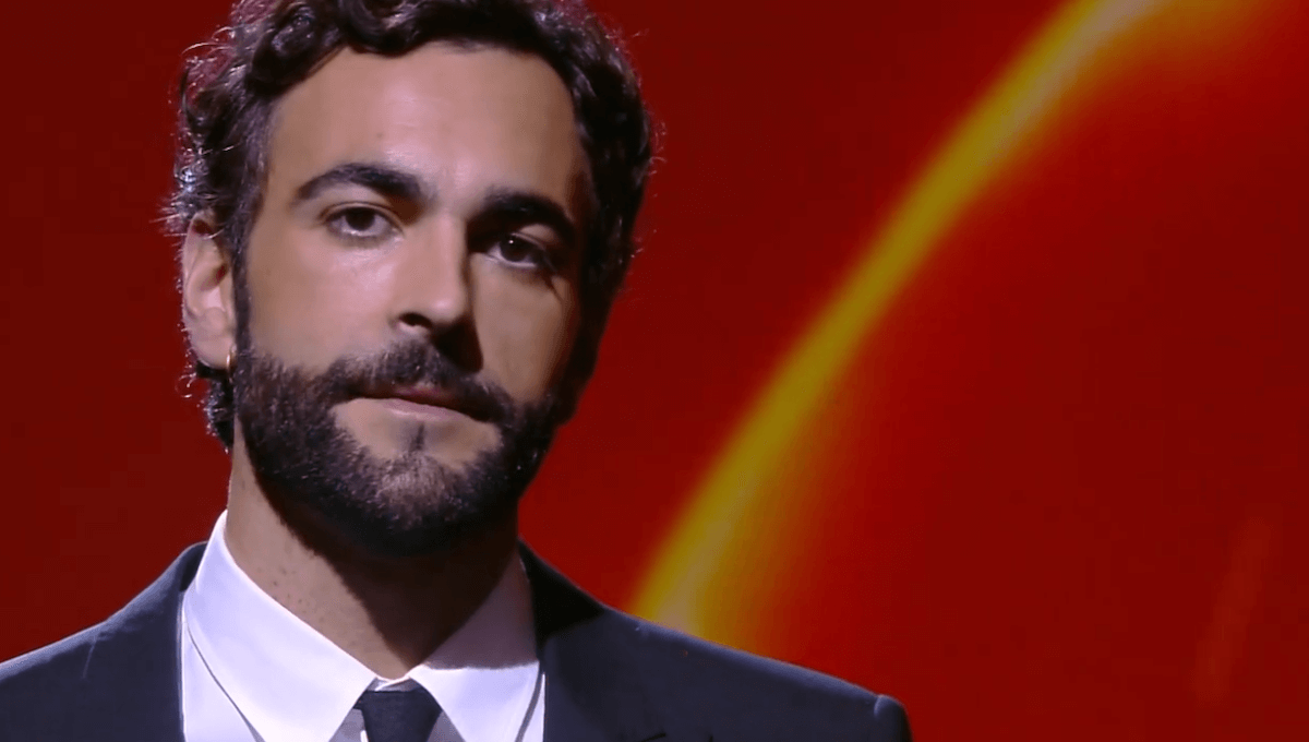 Marco Mengoni e il monologo a Le Iene: “Facile essere scortesi, chi è sempre gentile è una specie di supereroe” – VIDEO
