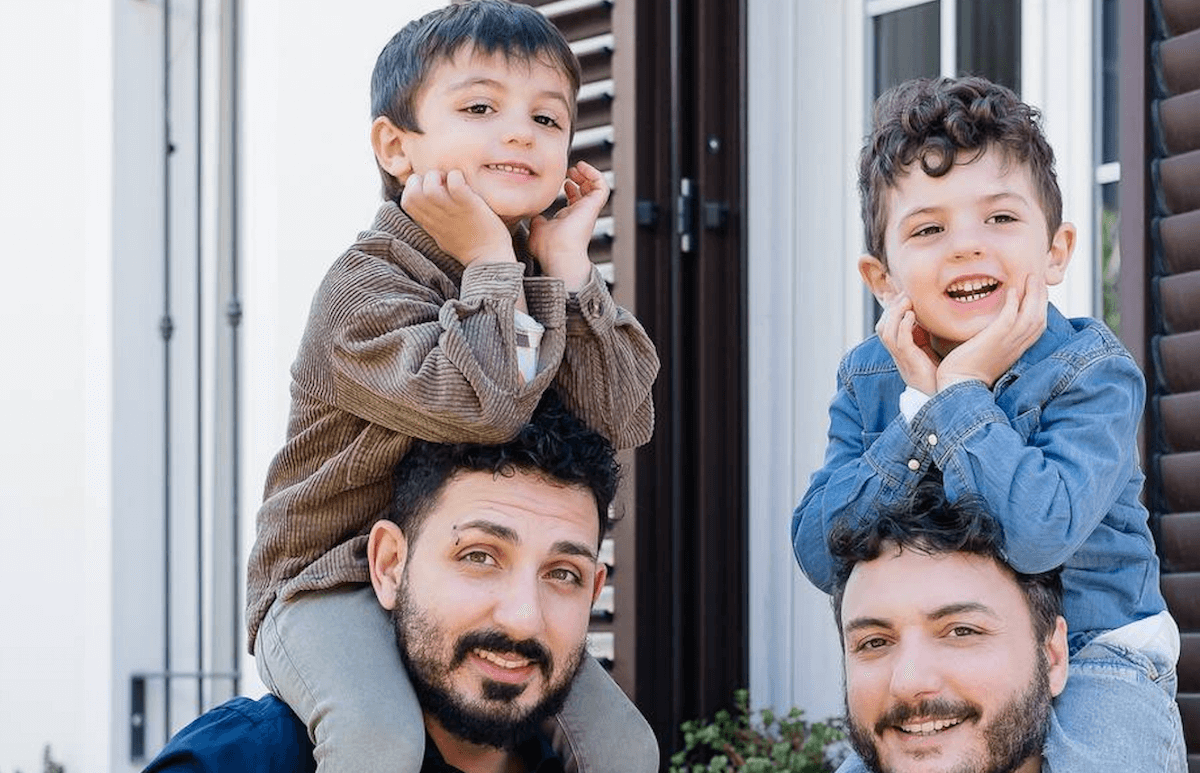 Si vede già che è gay, con due papá cosí cosa vi aspettavate?