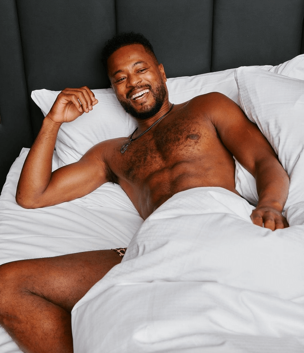 Patrice Evra e l'omofobia nel calcio: "Al West Ham c'era chi non voleva fare la doccia con calciatori gay" - Patrice Evra a letto 2 - Gay.it