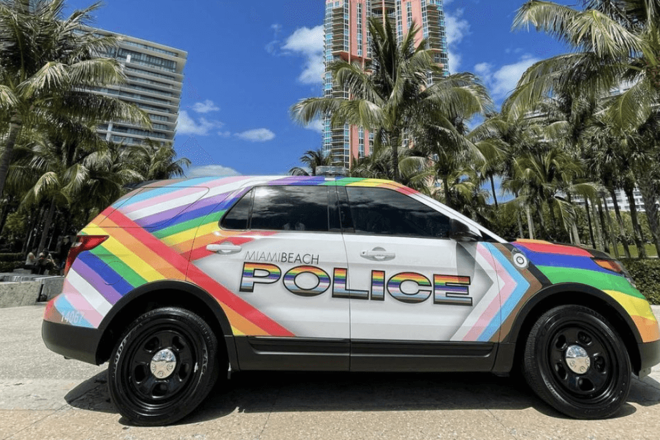 Miami Beach, la polizia lancia l'auto a tema Pride. Ed è polemica - Polizia Miami - Gay.it