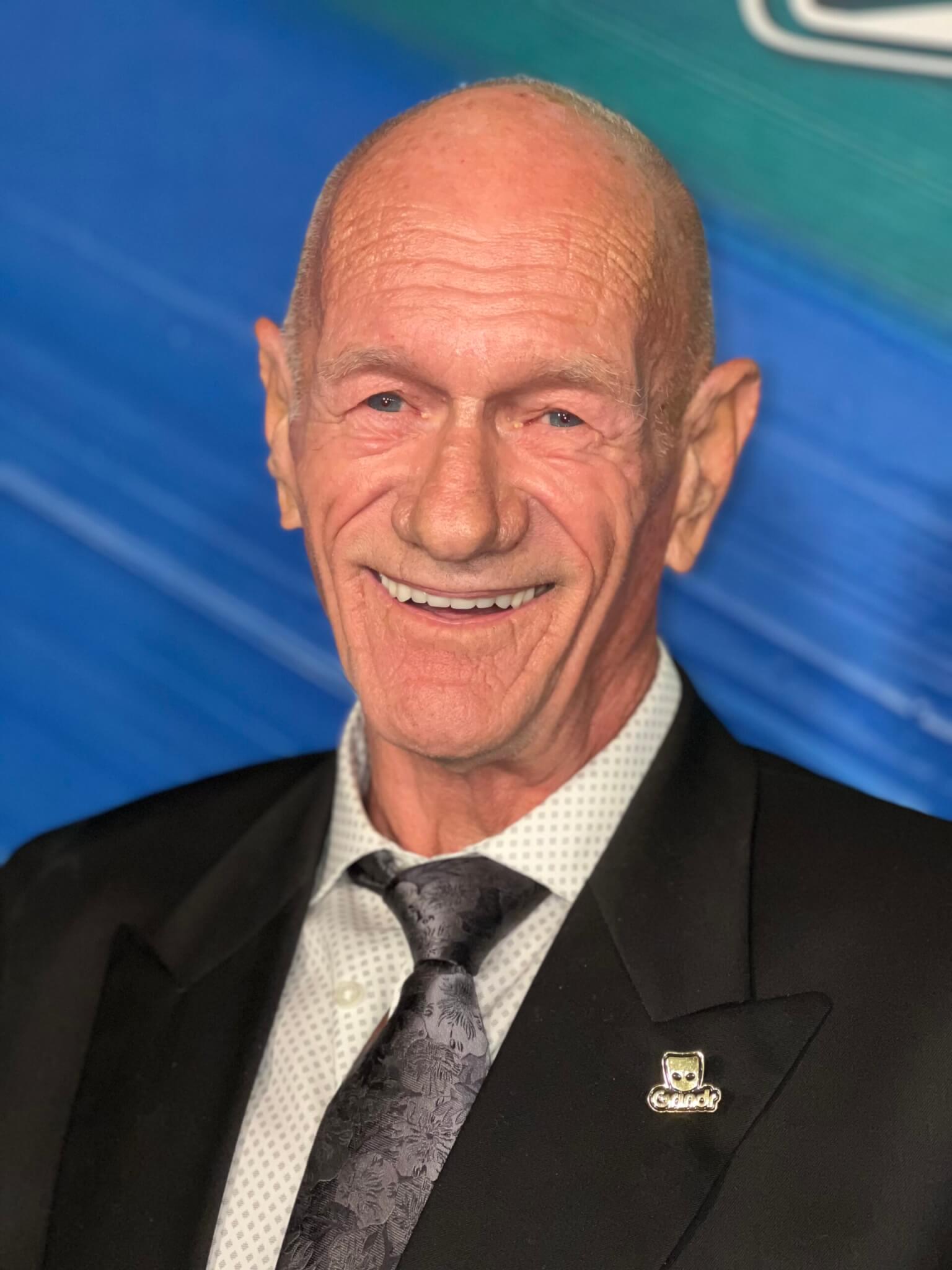 "Old Gays": vecchi, gay e mattatori dei social - Intervista - Robert Reeves Dressed Up scaled - Gay.it