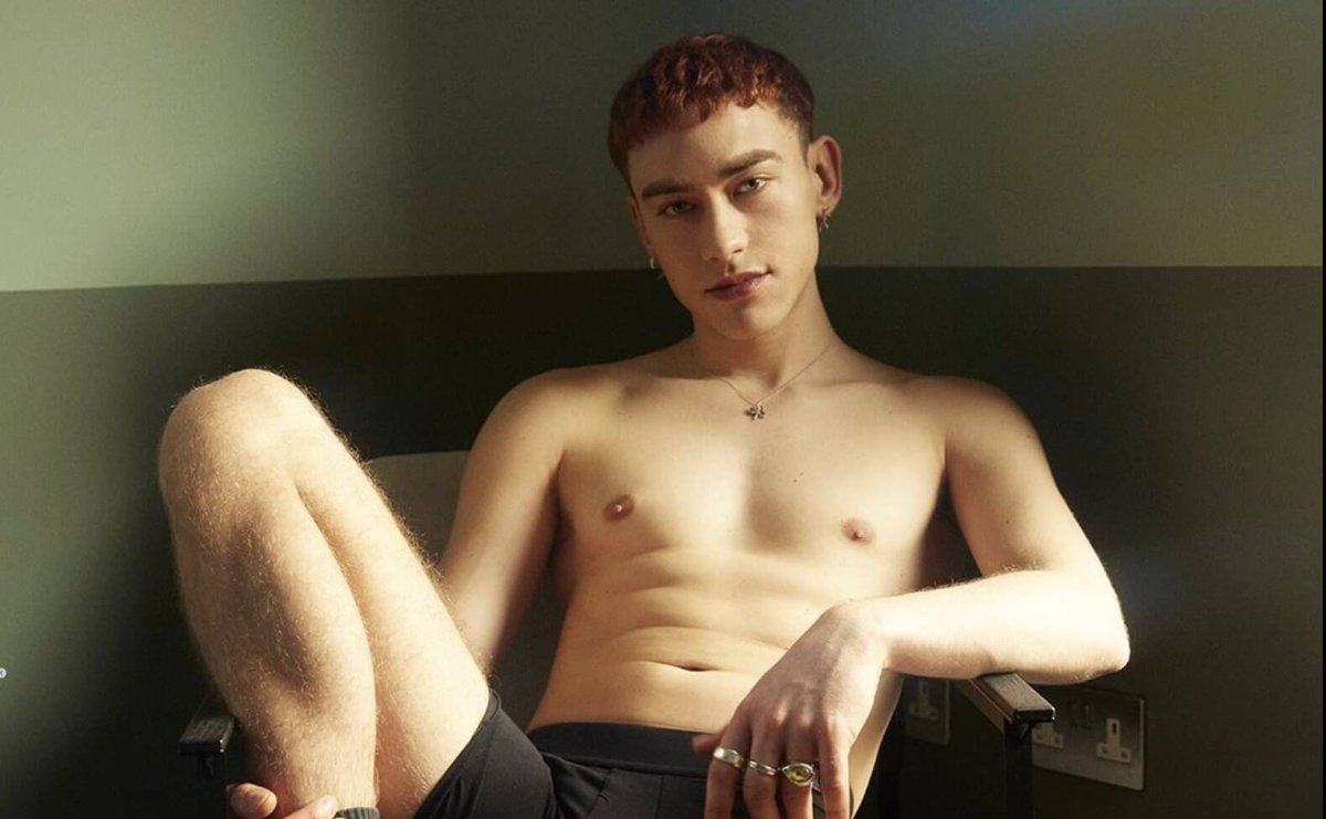 Olly Alexander risponde alle critiche omofobe: “Non smetterò di essere gay e sexy”
