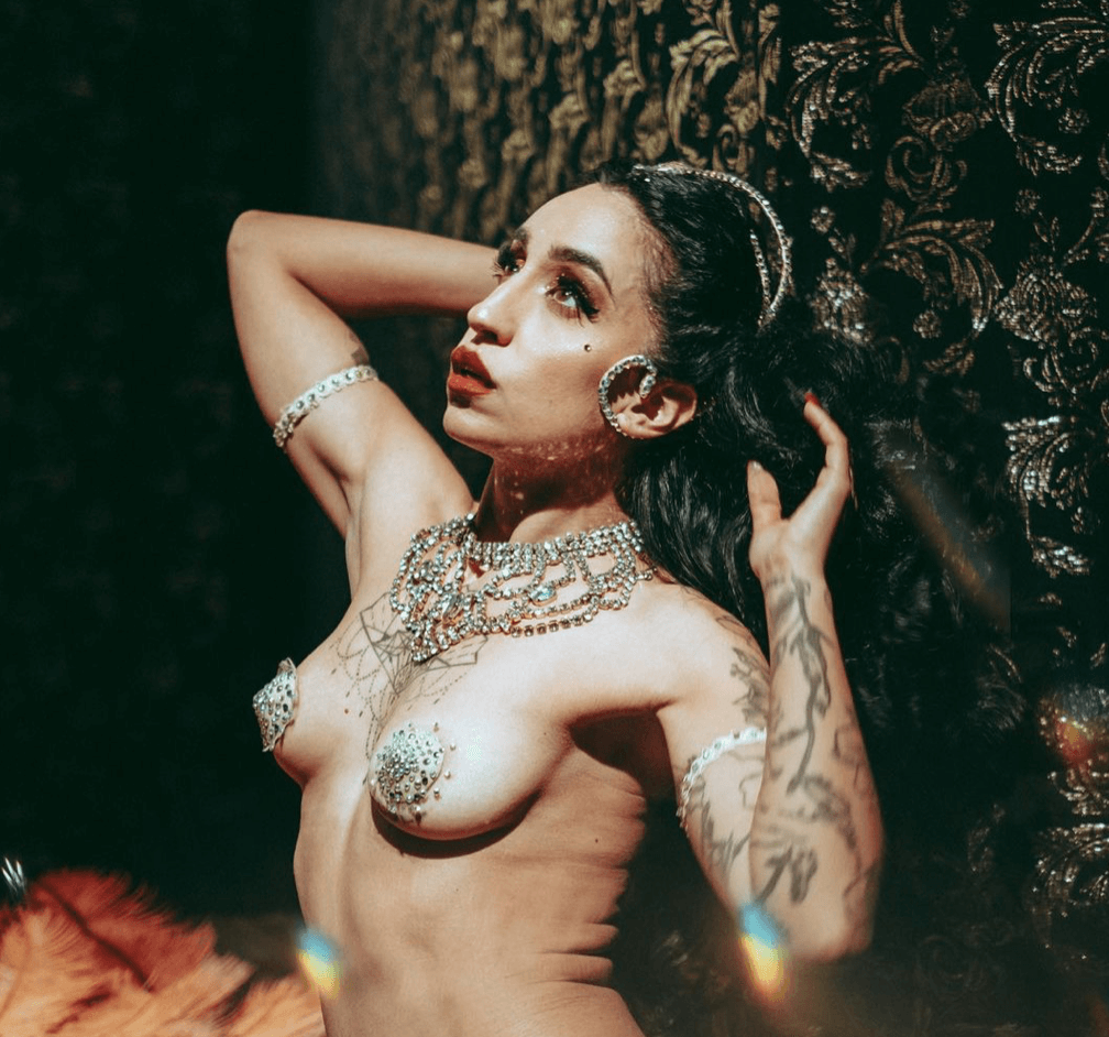 "Dite più no, fate più strip-tease", Ella Bottom Rouge si racconta tra burlesque e autodeterminazione - intervista video gayit