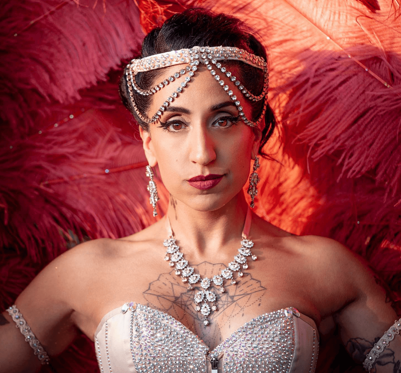 "Dite più no, fate più strip-tease", Ella Bottom Rouge si racconta tra burlesque e autodeterminazione - intervista video gayit