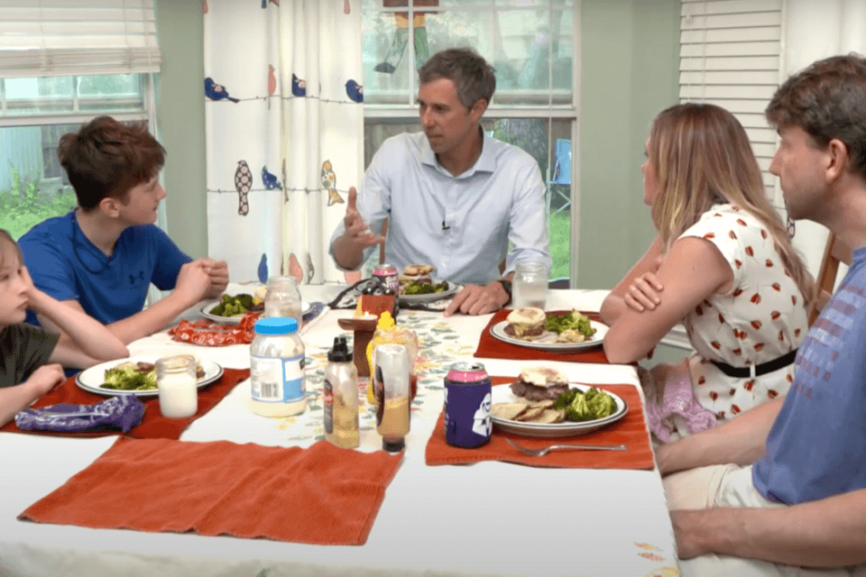Bravo! Il politico che va a pranzo con la famiglia di un ragazzo trans: “Dobbiamo supportarle”