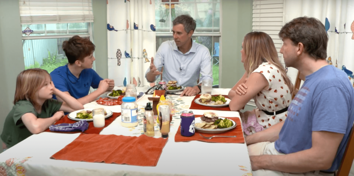 Bravo! Il politico che va a pranzo con la famiglia di un ragazzo trans: “Dobbiamo supportarle”