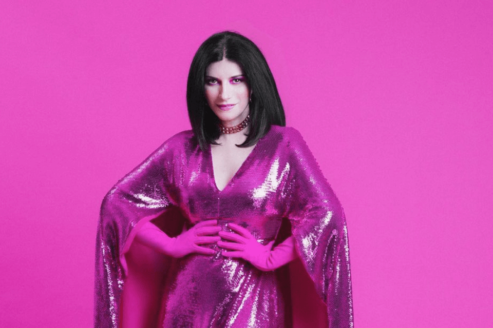 Eurovision 2022, Laura Pausini show tra balli sfrenati e un “Porca Vacca” in mondovisione – i video