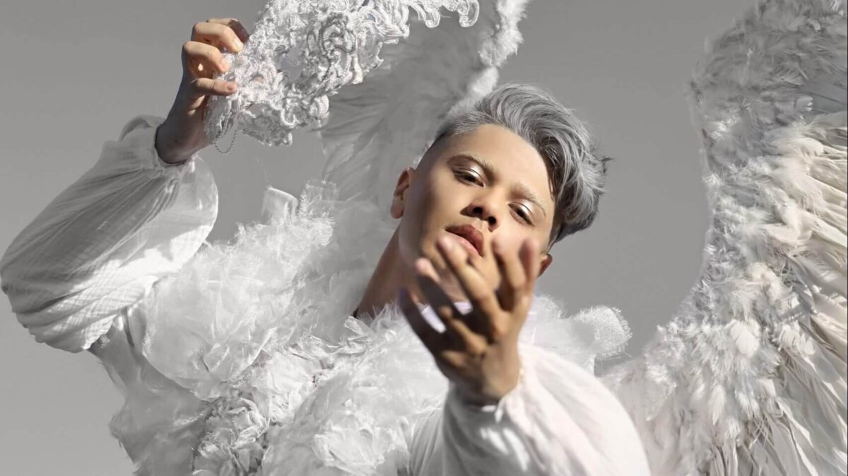 Eurovision 2022: dall’Australia, Sheldon Riley celebra autismo e diversità senza maschere