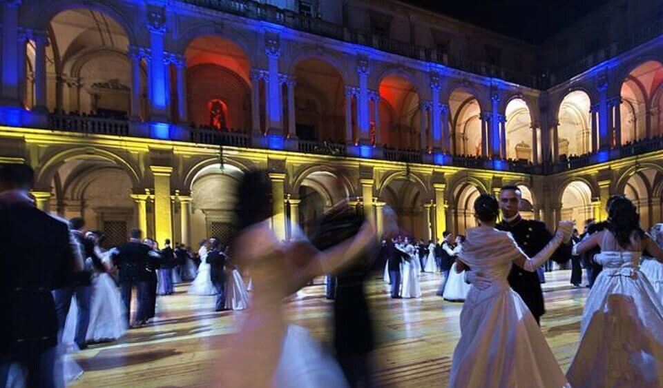 Niente Ballo delle Debuttanti per coppie LGBTQIA+: Liceo di Prato ci ripensa