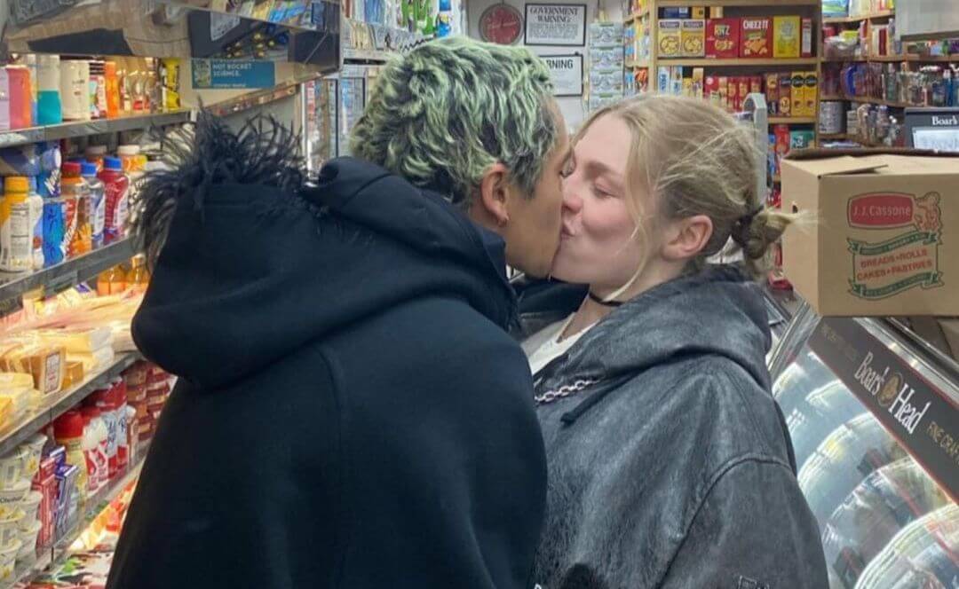 Dominic Fike ufficializza la relazione con Hunter Schafer di Euphoria: “Siamo molto innamorati”