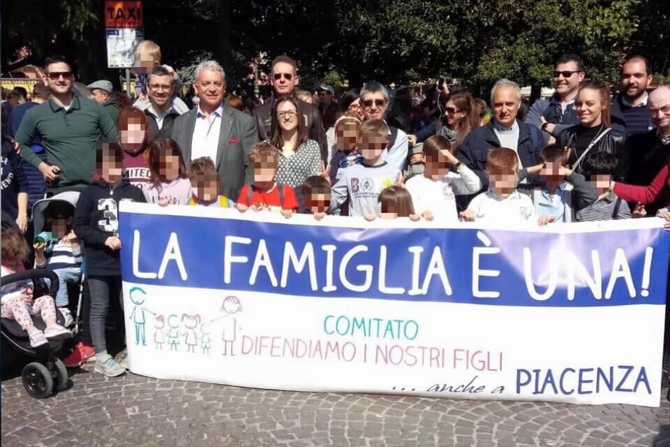 Piacenza, Family Day all'attacco delle scuole: "non parlate di teorie gender" - family day piacenza 960x640 1 - Gay.it