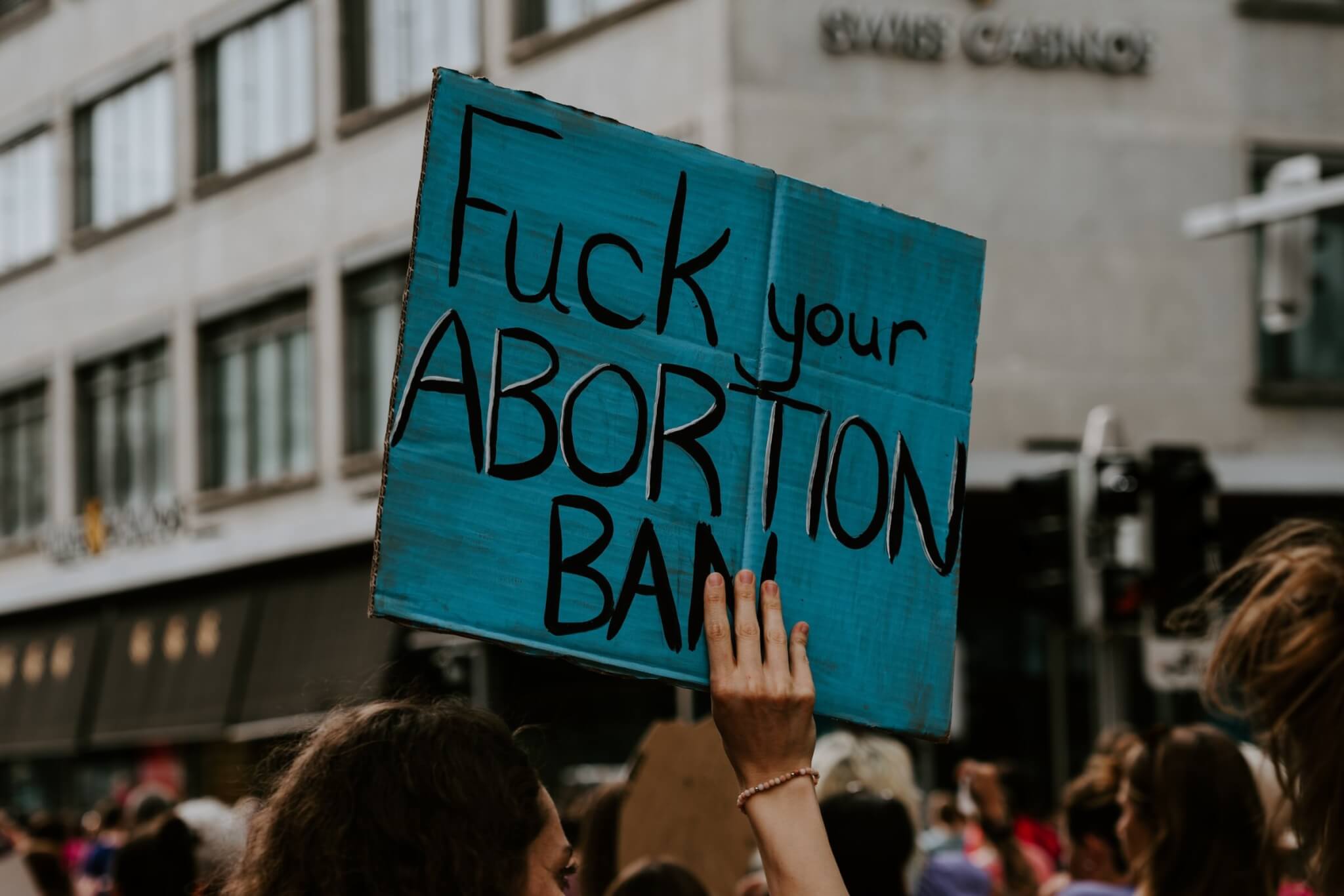 Diritto all’aborto: “La decisione riguarda anche le persone trans* e non-binarie”