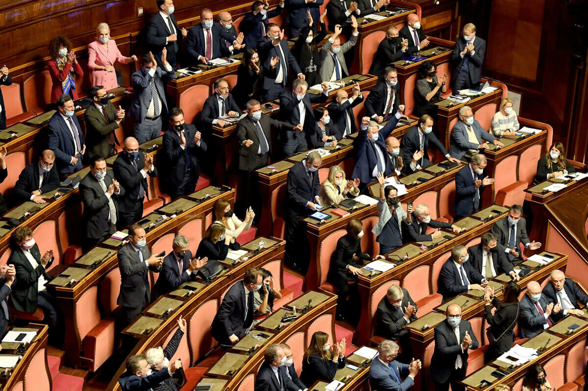 "La lotta per l'affermazione di genere è il cuore della democrazia stessa": intervista a Roberta Parigiani del Movimento Identità Trans (MIT) - senato applauso ddl zan - Gay.it