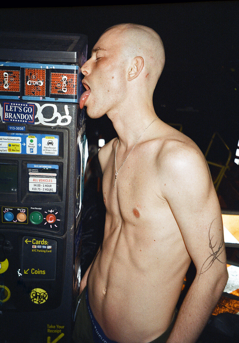 Slava Mogutin, l'artista queer esiliato dalla Russia - intervista + gallery - ©slava mogutin german licking nyc 2021 WEB - Gay.it
