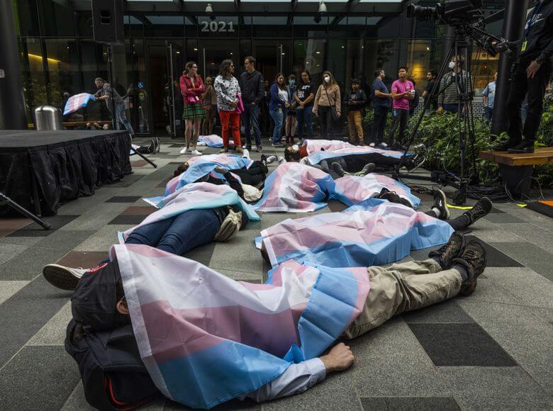 amazon protesta contro libri anti trans