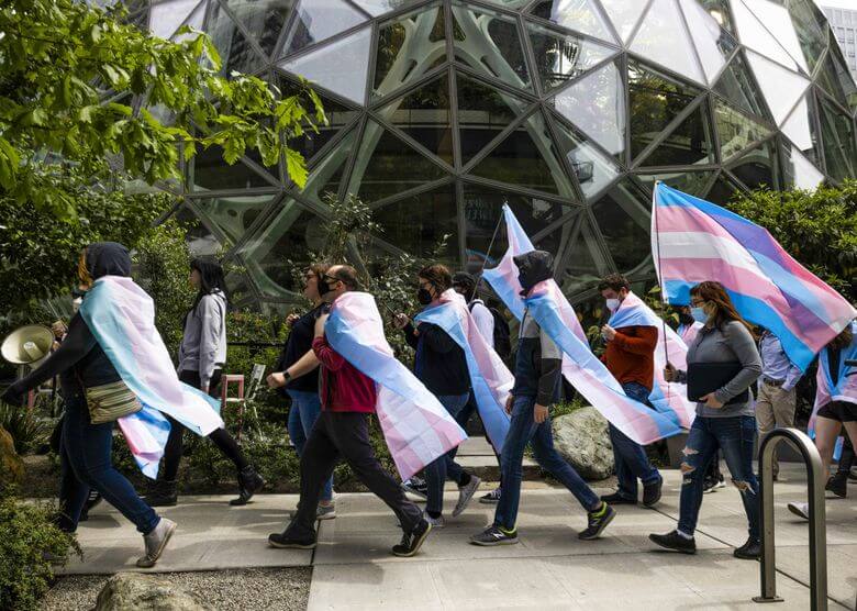 Dipendenti Amazon protestano contro i libri anti-trans - 145311 - Gay.it