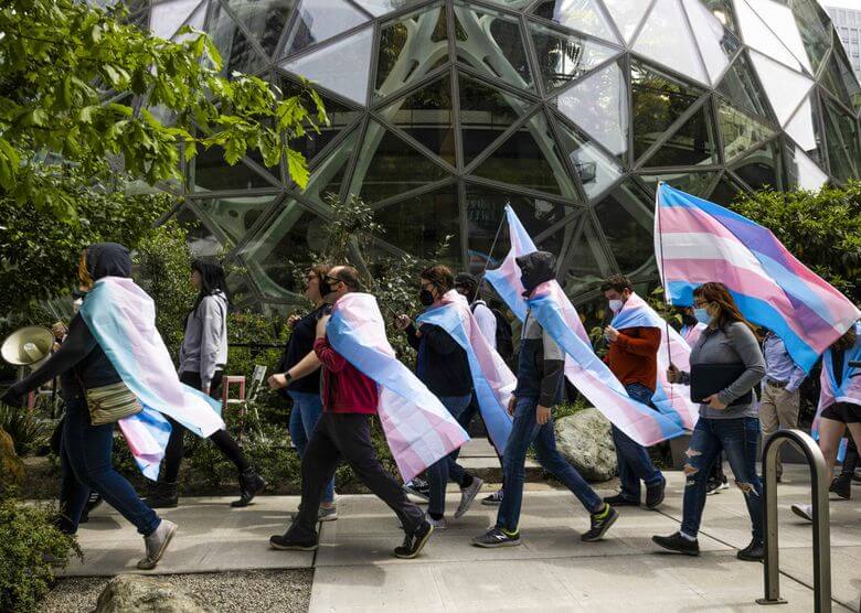 Dipendenti Amazon protestano contro i libri anti-trans
