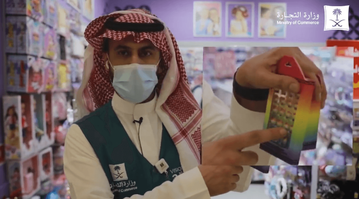 Arabia Saudita, ritirati dai negozi giocattoli e vestiti arcobaleno: “Invitano alla deviazione omosessuale”