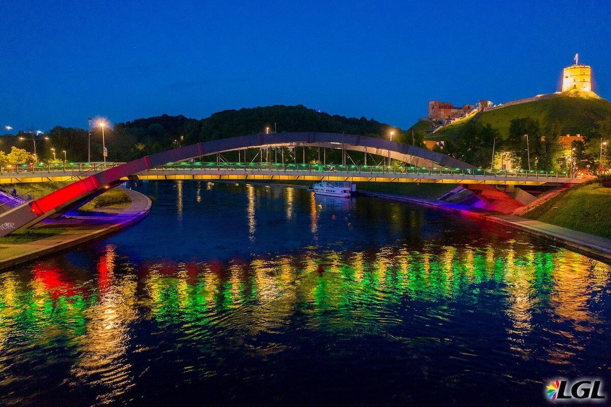 Vilnius, migliaia in strada per il Baltic Pride 2022 della Lituania tra ponti e mongolfiere rainbow