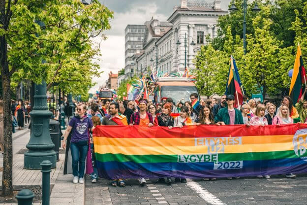 Vilnius, migliaia in strada per il Baltic Pride 2022 della Lituania tra ponti e mongolfiere rainbow - Baltic Pride 2022 - Gay.it