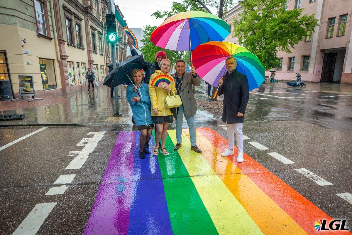 Vilnius, migliaia in strada per il Baltic Pride 2022 della Lituania tra ponti e mongolfiere rainbow - Baltic Pride pedonale - Gay.it