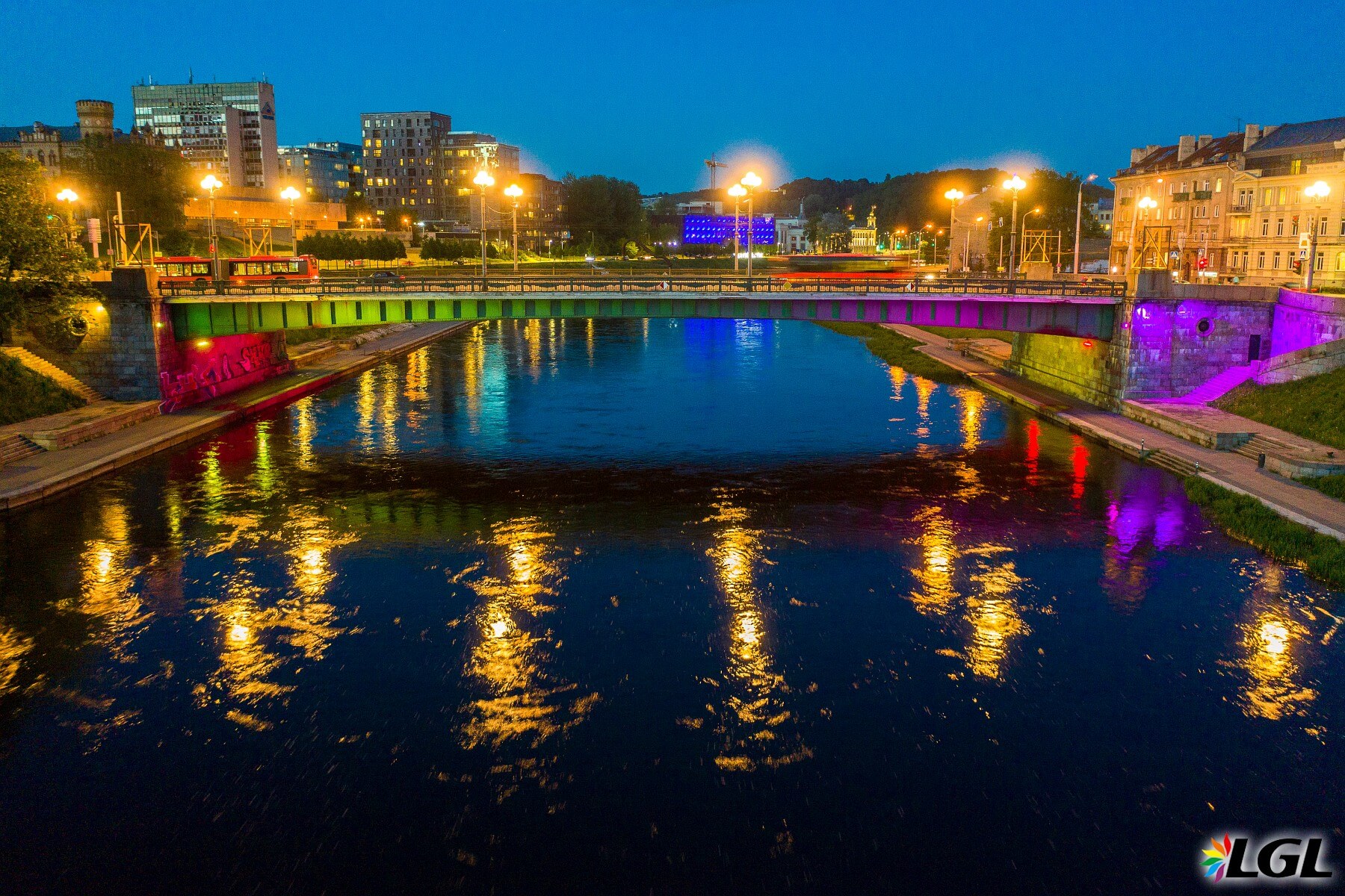 Vilnius, migliaia in strada per il Baltic Pride 2022 della Lituania tra ponti e mongolfiere rainbow - Baltic Pride ponte - Gay.it