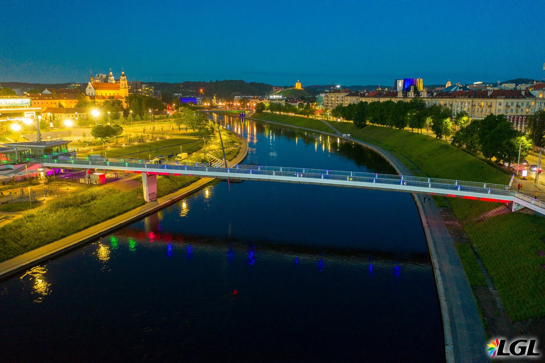 Vilnius, migliaia in strada per il Baltic Pride 2022 della Lituania tra ponti e mongolfiere rainbow - Baltic Pride ponti - Gay.it